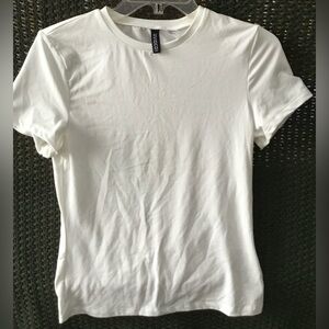 EUC H&M Women’s DIVIDED White Short Sleeve Tee, Soft Polyester Blend; Size L